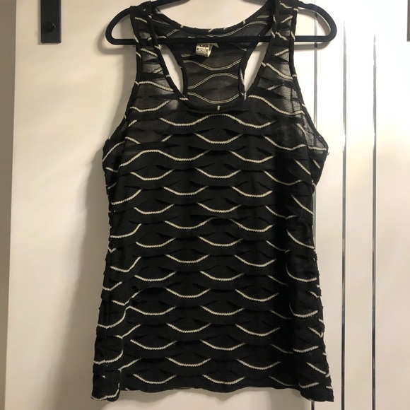 4/$25👀 Max Studio XL Black and White Wave Patterned Racer Back Tank Top - Picture 1 of 9